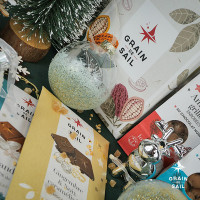 Coffret boite cabosse + Pochon écru + 10 tablettes de chocolat + 2 Sachets de dragées de Noël