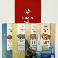 Lot de 2 tablettes de Noël + 2 tablettes Chocolat Lait + un pochon rouge