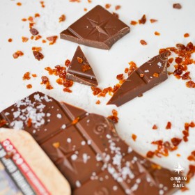 Tablette de chocolat au lait caramel et fleur de sel - BIO - Grain de Sail - ambiance