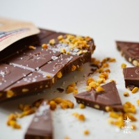 Tablette de chocolat au lait Noisettes Torréfiées et caramel - Bio - Grain de Sail - ambiance