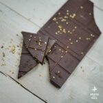 Tablette de chocolat noir sésame torréfié - Grain de Sail - BIO - tablette cassée