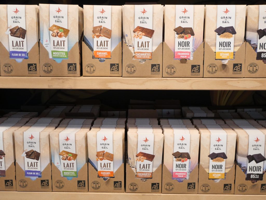 Gamme de tablettes de chocolats Grain de Sail sur étagères
