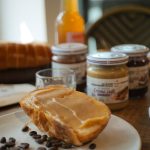 Crème café étalée sur brioche.