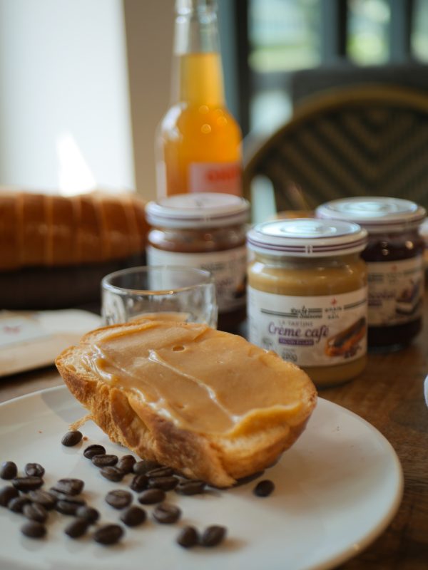 Crème café étalée sur brioche.