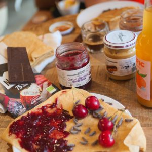 Confiture Cerise chocolat étalée sur une crêpe