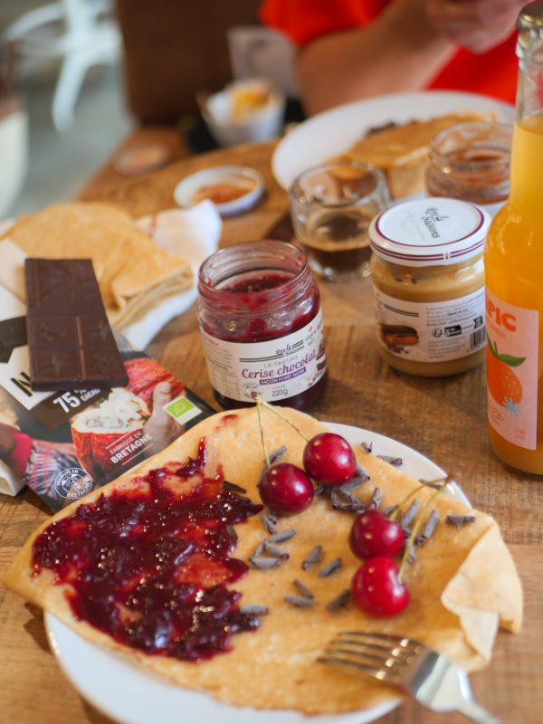 Confiture Cerise chocolat étalée sur une crêpe