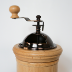 moulin-a-cafe-hario-mill-column Moulin à café manuel Hario en bois naturel - Zoom trémie
