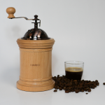 moulin-a-cafe-hario-mill-column2 Moulin à café manuel Hario en bois naturel - Ambiance