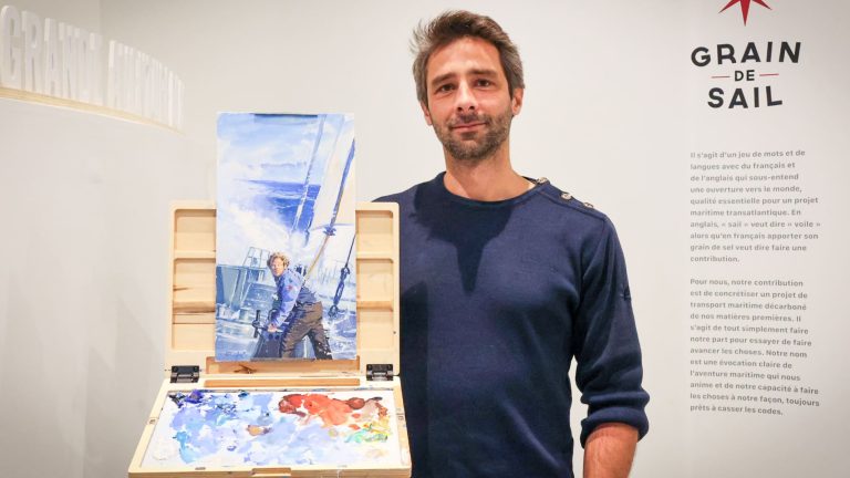 Jonathan Florent avec son oeuvre "Lumières froides sur Grain de Sail II"