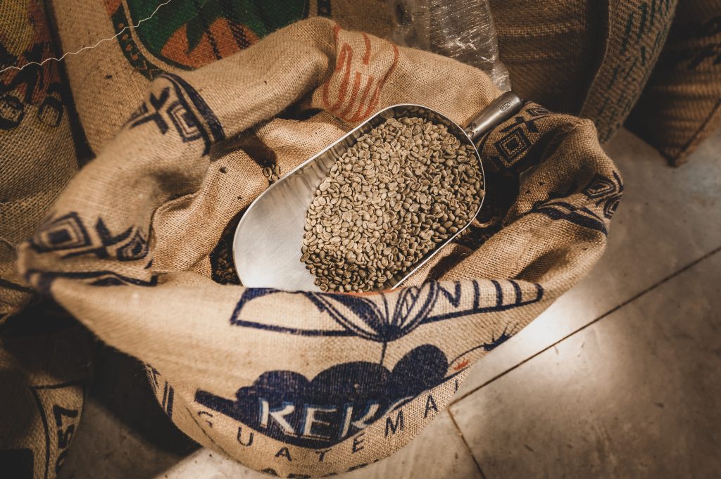 Grains de café vert dans sac jutte