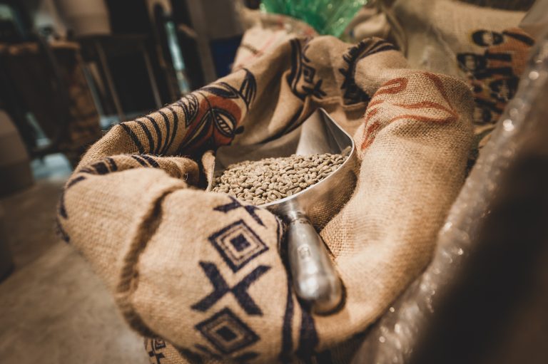 Grains de café vert dans sac en jutte