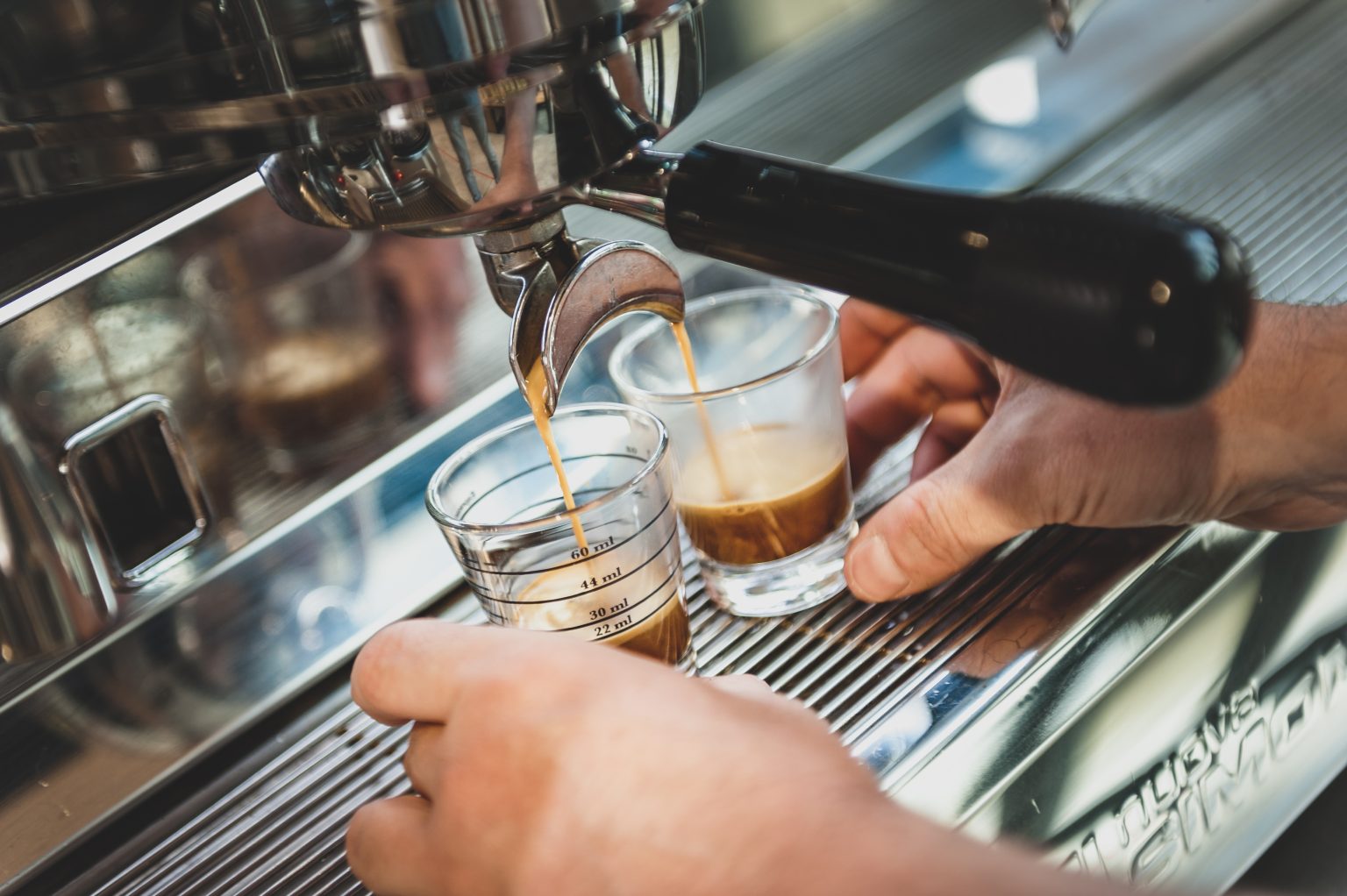 Café qui coule dans une tasse à la boutique torréfaction