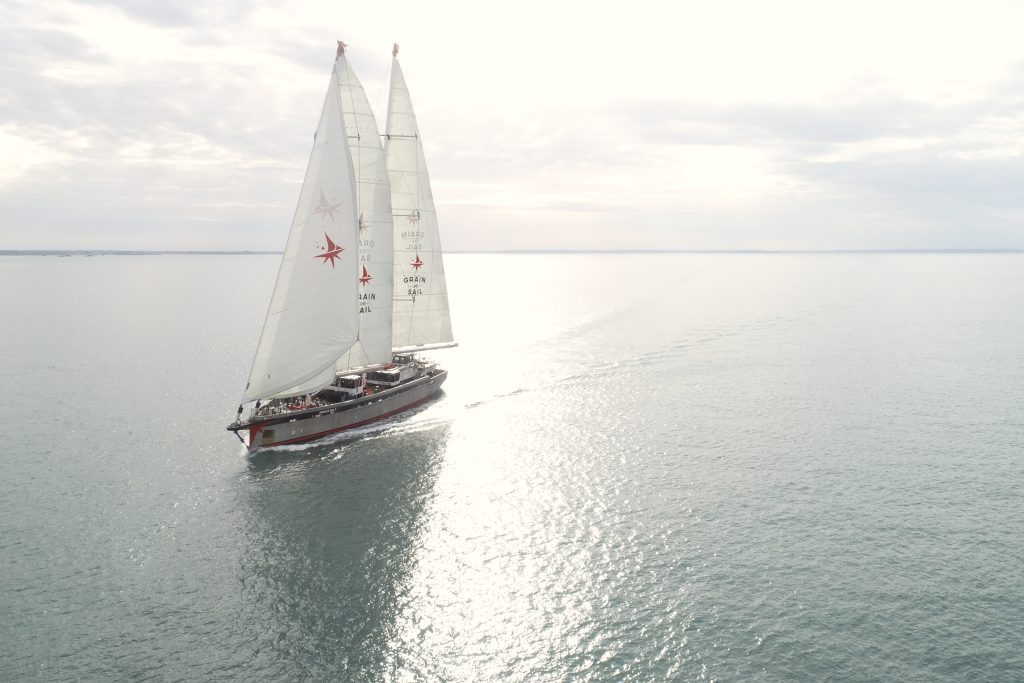 Vue drône Grain de Sail 2 voilier cargo