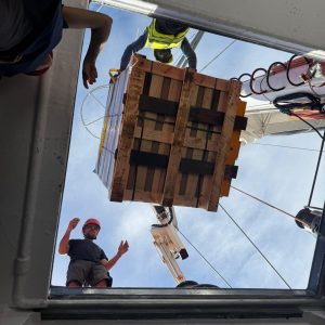 Chargement palette cale voilier cargo