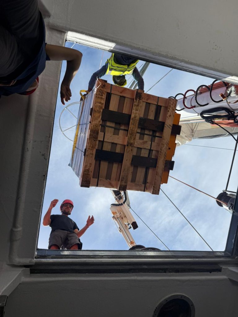 Chargement palette cale voilier cargo