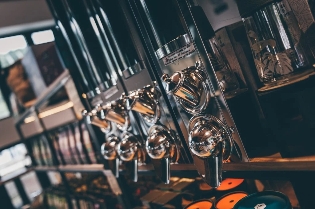 Machine à café dans boutique torréfaction