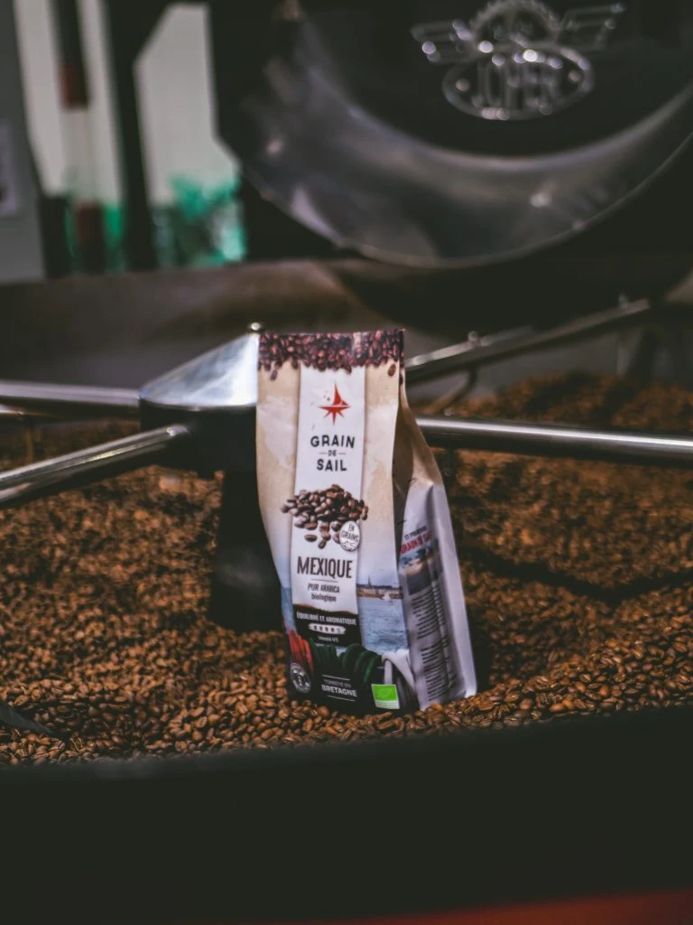 sachet café grain dans torréfacteur